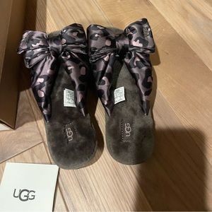 UGG women’s size 5 fluffette slippers NEW